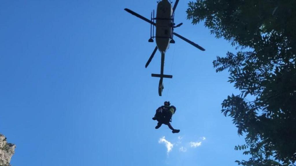 Rescate de víctimas con un helicóptero