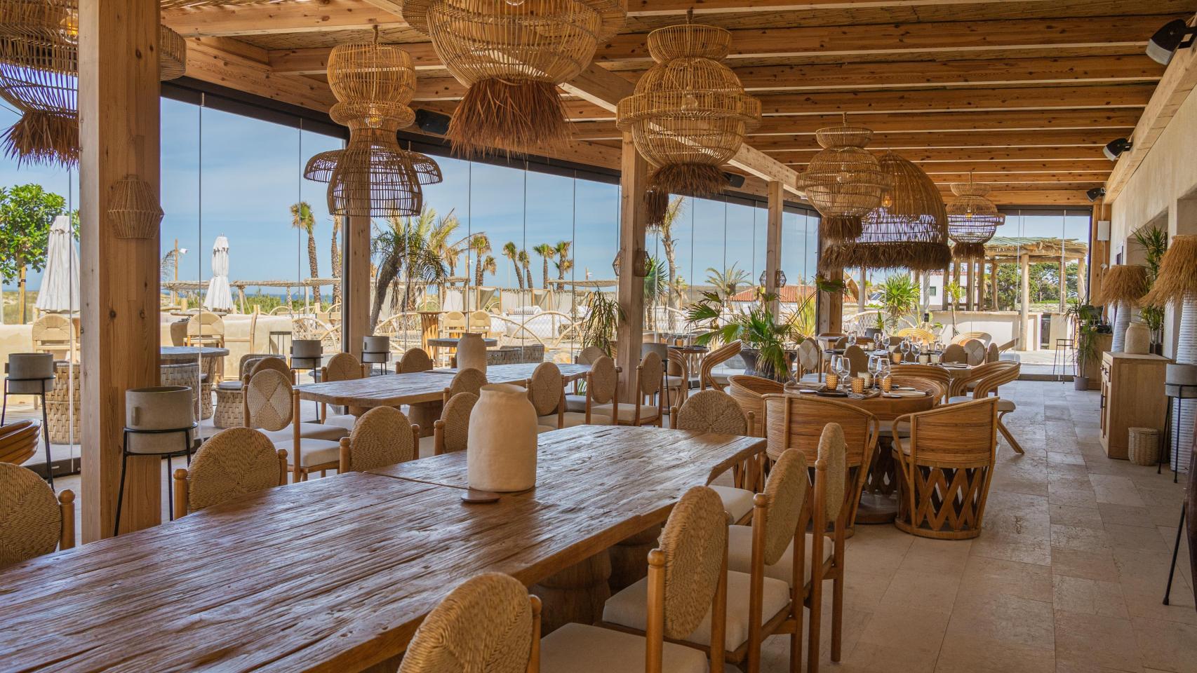 Así es el beach club que triunfa en la playa de El Palmar: cocina de producto gaditana y coctelería 'tiki'