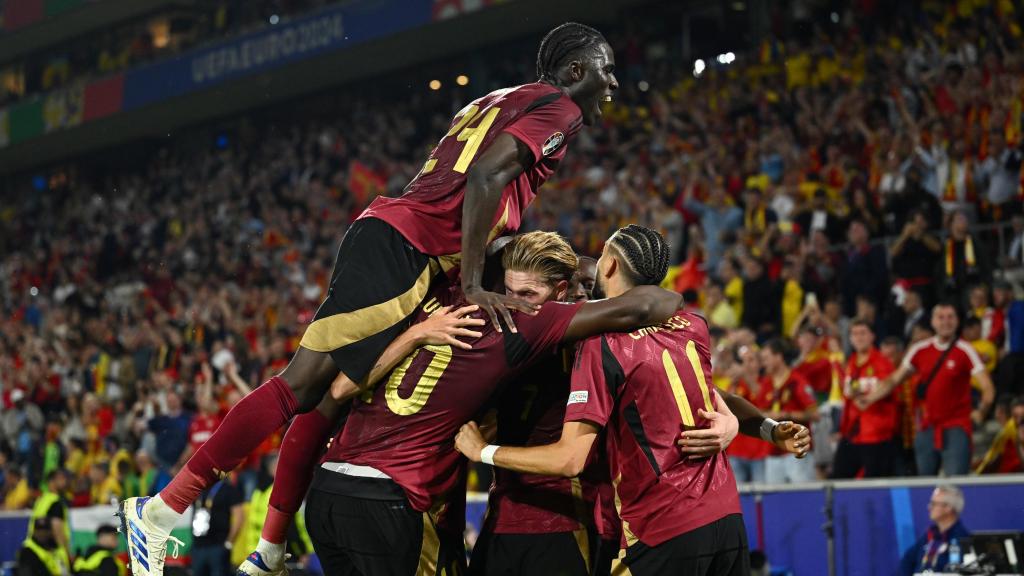 Los jugadores de Bélgica celebran el gol de Tielemans ante Rumanía.