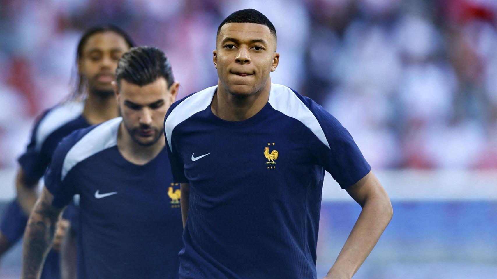 Kylian Mbappé realiza ejercicios de calentamiento.