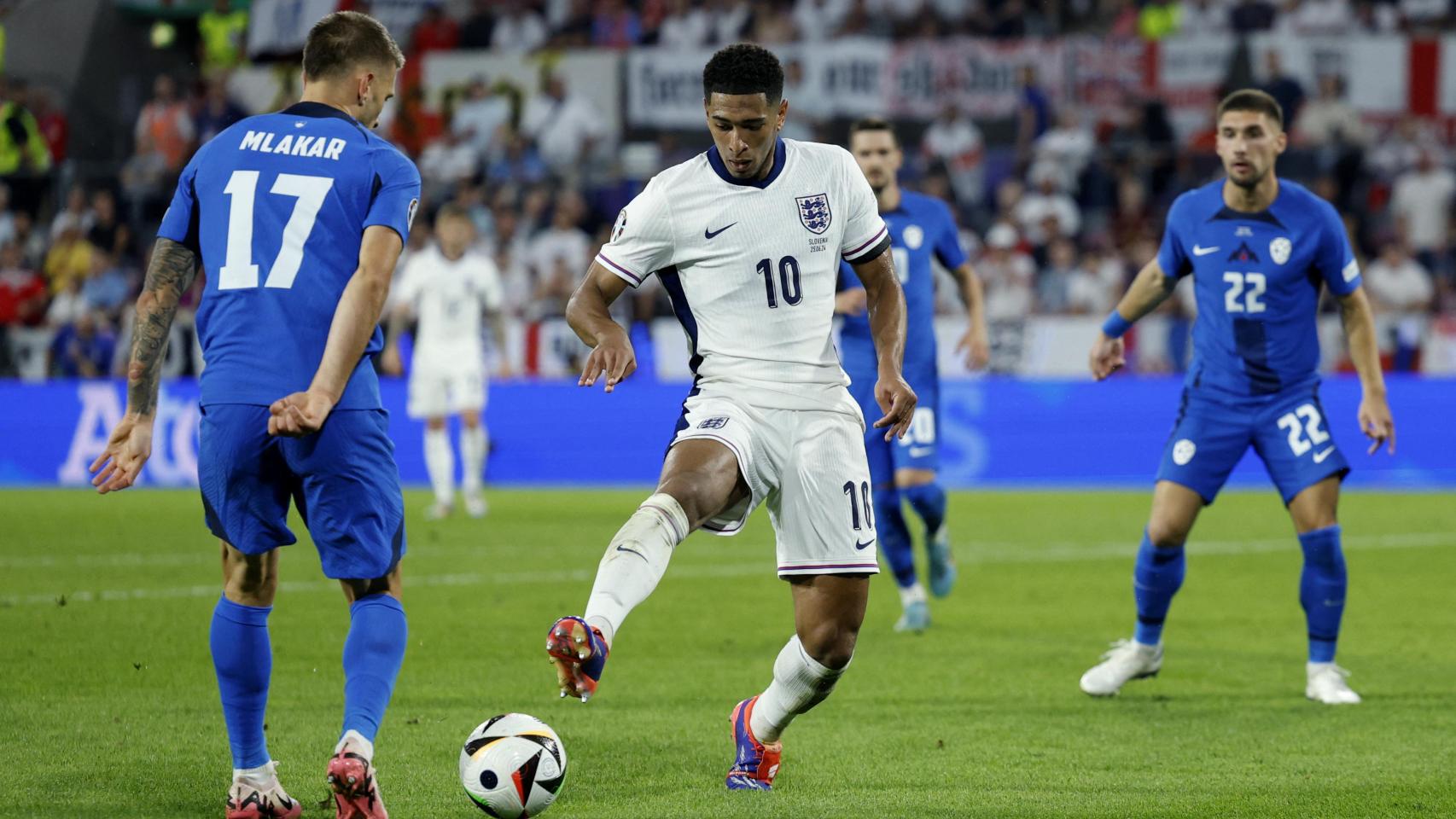 Bellingham durante el partido entre Inglaterra y Eslovenia.