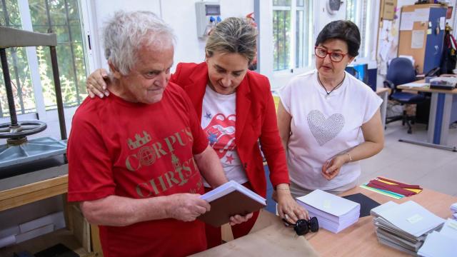 Milagros Tolón con miembros de Apanas. Foto: Delegación del Gobierno.