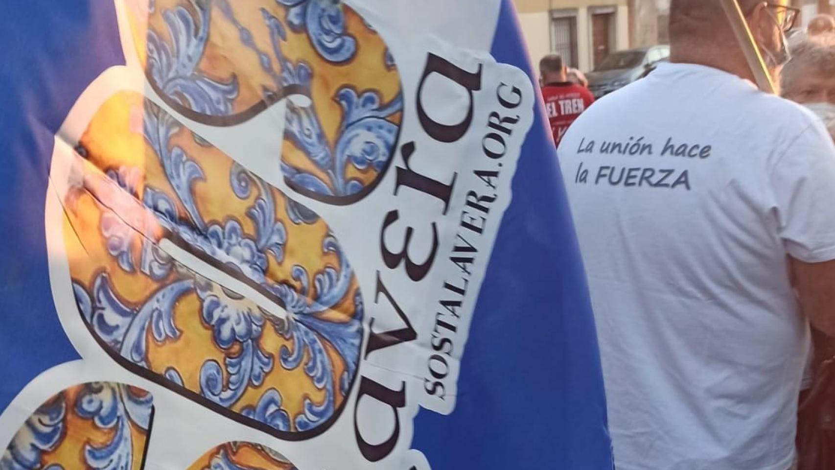 Una bandera con el lema 'SOS Talavera'.