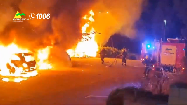 Cuatro vehículos arden en un aparcamiento de Puertollano. Vídeo: SCIS Ciudad Real