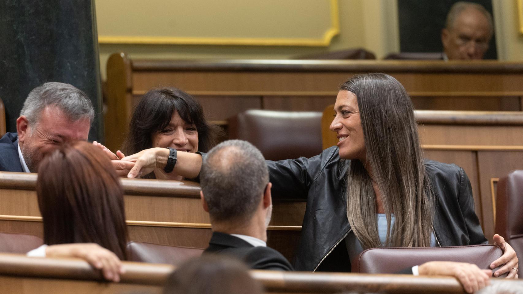 La portavoz de Junts en el Congreso, Miriam Nogueras (1d), junto a los diputados del partido, durante un pleno en el Congreso de los Diputados.