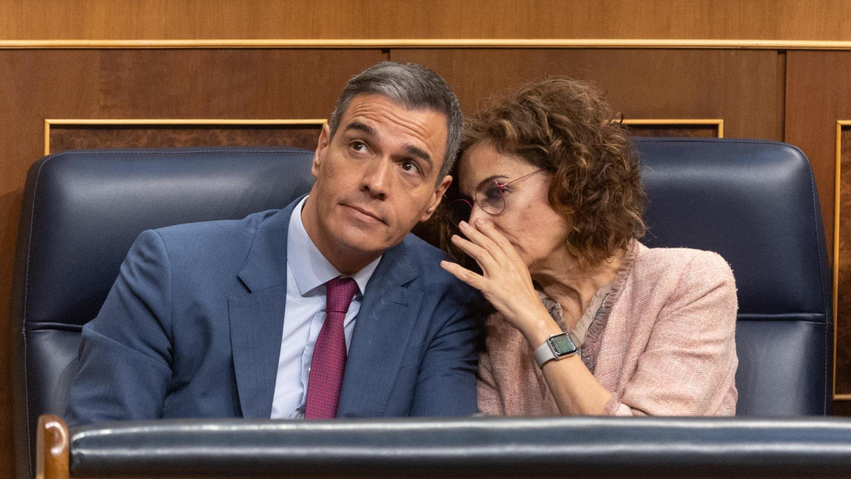 Pedro Sánchez y María Jesús Montero, presidente y vicepresidenta primera del Gobierno, en el Congreso.