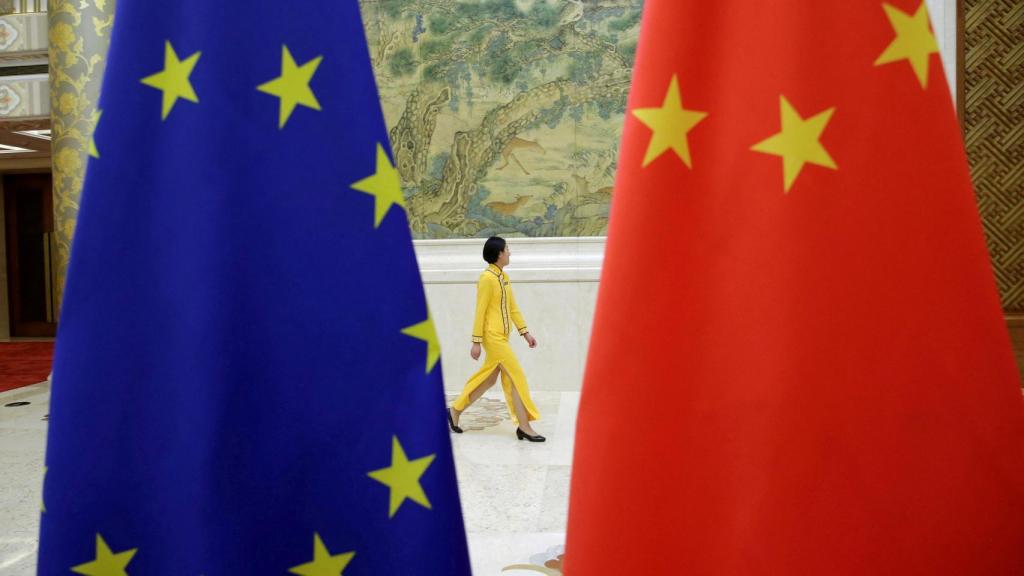 Banderas de la UE y China en un edificio gubernamental chino.