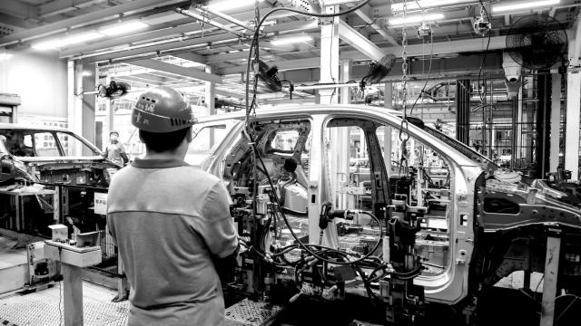 Un trabajador en una fábrica de coches Chery en China