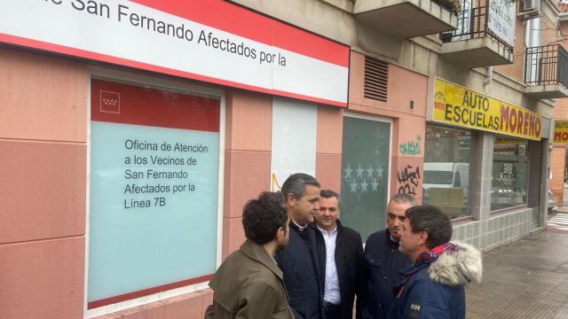 El consejero de Vivienda, Transportes e Infraestructuras de la Comunidad de Madrid, Jorge Rodrigo, junto al alcalde de San Fernando de Henares, Javier Corpa, y afectados de la línea 7B de Metro