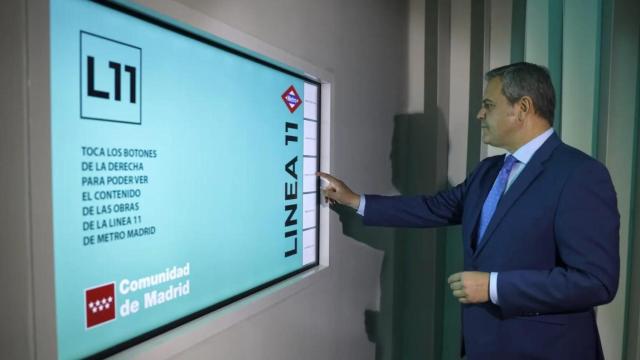 El consejero de Transportes, Jorge Rodrigo, en el espacio informativo sobre la L11 que ha abierto la Comunidad de Madrid en Atocha.