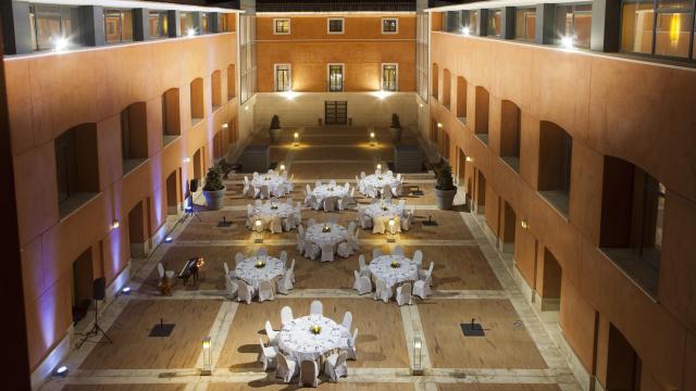 Patio del NH Collection Palacio de Aranjuez donde se realiza la experiencia gastronómica.