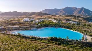 Greenpeace elige la mayor laguna artificial de Europa, en Málaga, para denunciar el despilfarro de agua