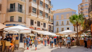 Esta es la mejor calle de Málaga para ir de tapas (y además es una de las más divertidas de la ciudad)