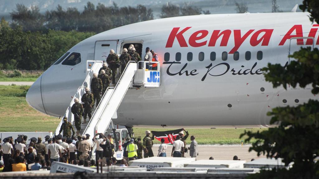 Un contingente de 400 soldados de Kenia se bajan en Haití para acompañar en el combate a las pandillas.