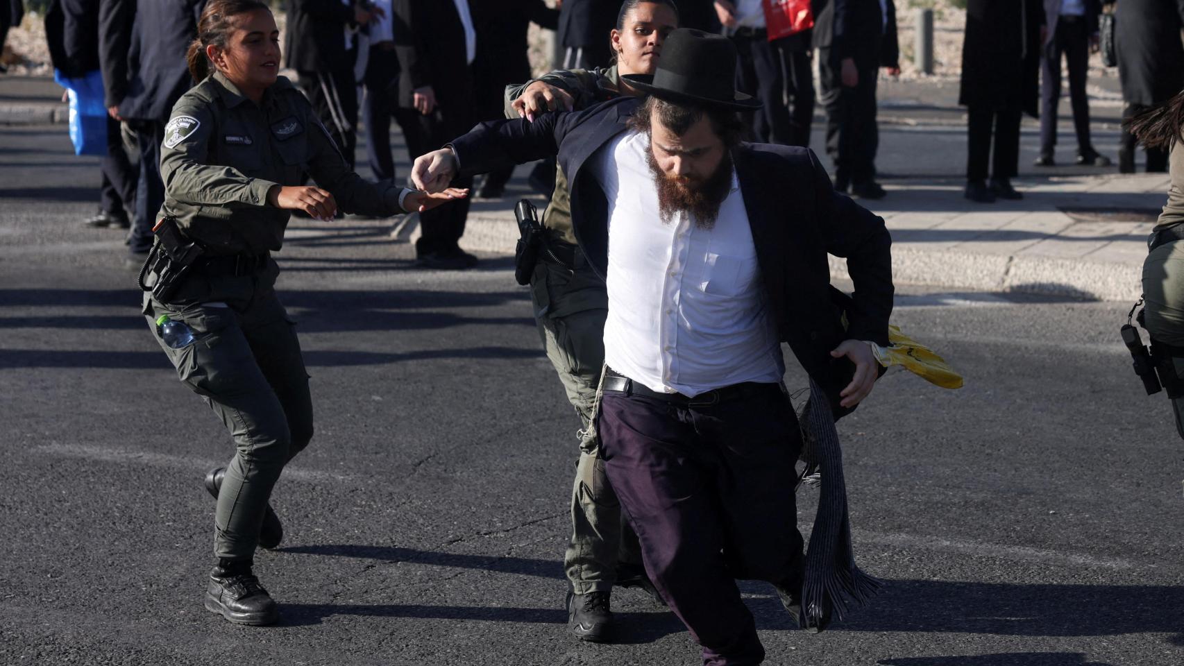 Judíos ultraortodoxos protestan contra la posibilidad de obligarles a alistarse en el Ejército el pasado febrero.