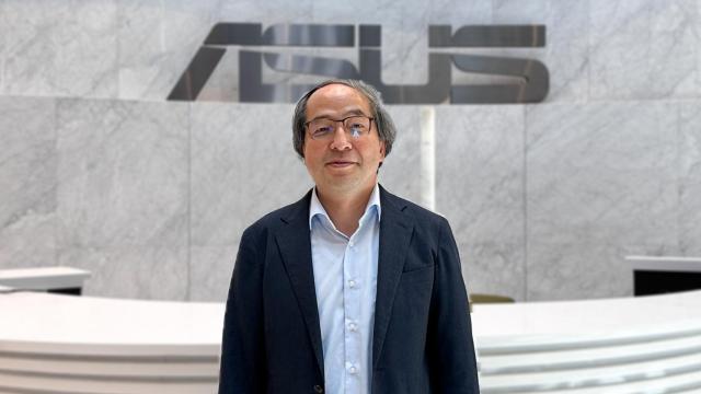 Eric Chen, vicepresidente de Asus, en la entrada de las oficinas centrales.