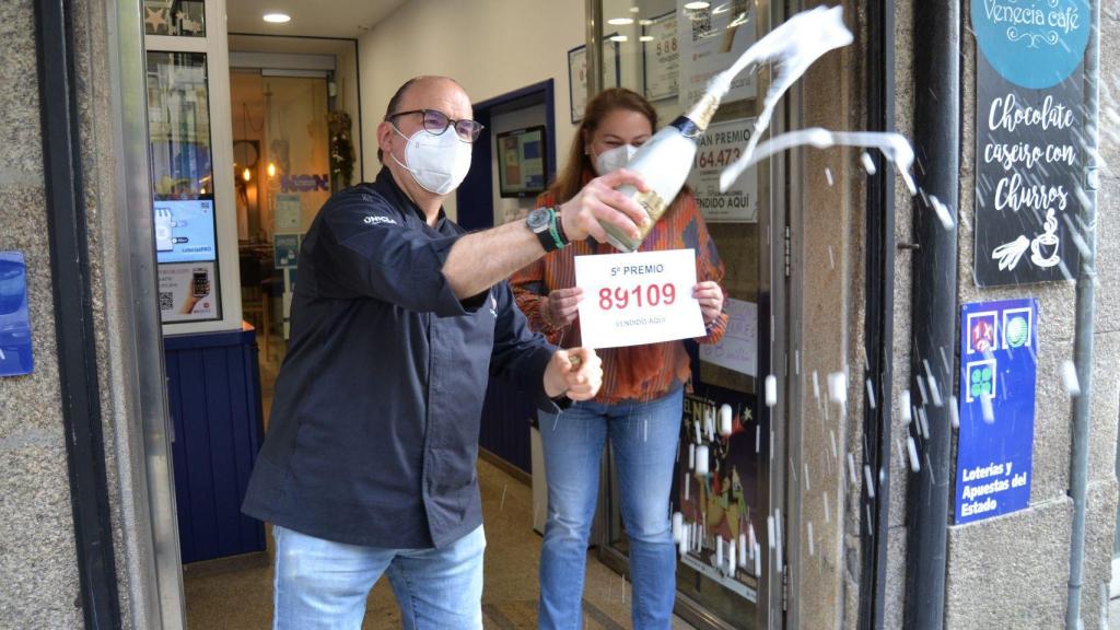 Óscar de Toro celebrando un quinto premio de la Lotería de Navidad (Quincemil).