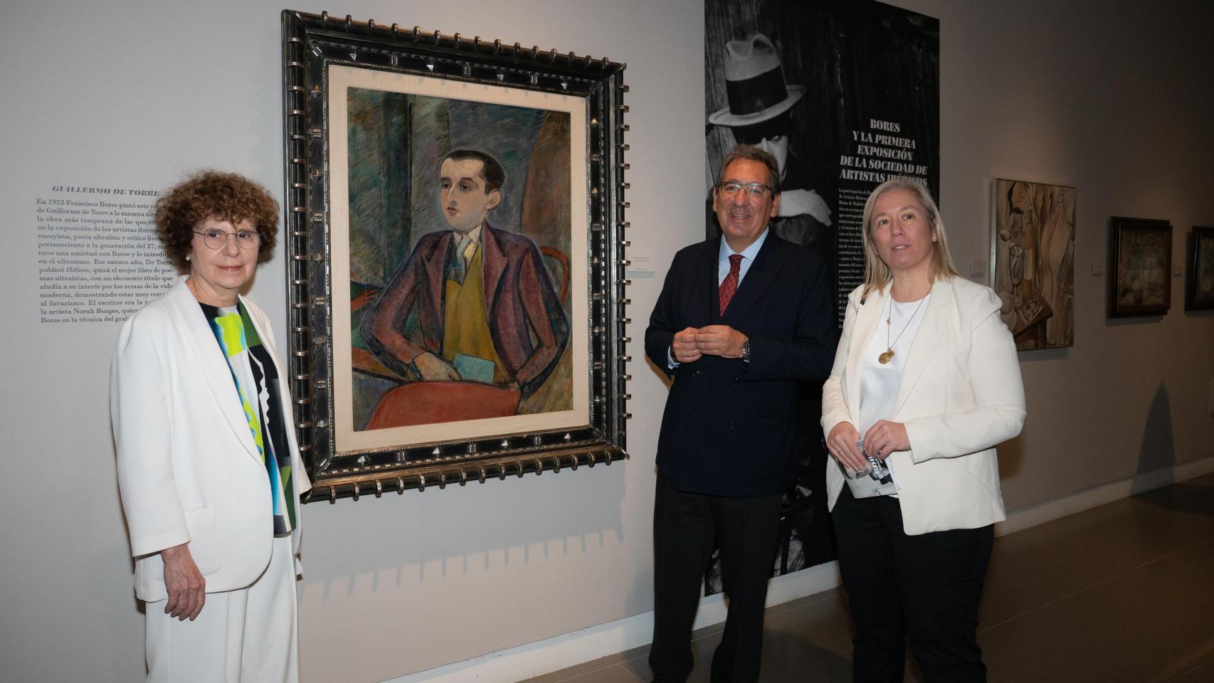 El presidente de la Fundación Cajasol, Antonio Pulido, en el centro, en la exposición.