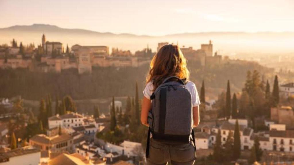 Una mujer haciendo turismo por Granada.