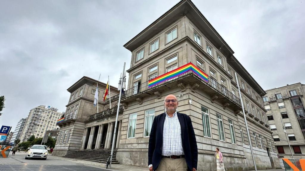 Abel Losada frente a la sede de la Subdelegación del Gobierno en Pontevedra.