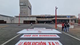 Imagen de pancartas en la Plaza do Rei de Vigo, ante las puertas del Ayuntamiento.