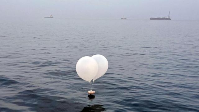 Uno de los globos con desechos enviados por Corea del Norte a Corea del Sur en los últimos días.