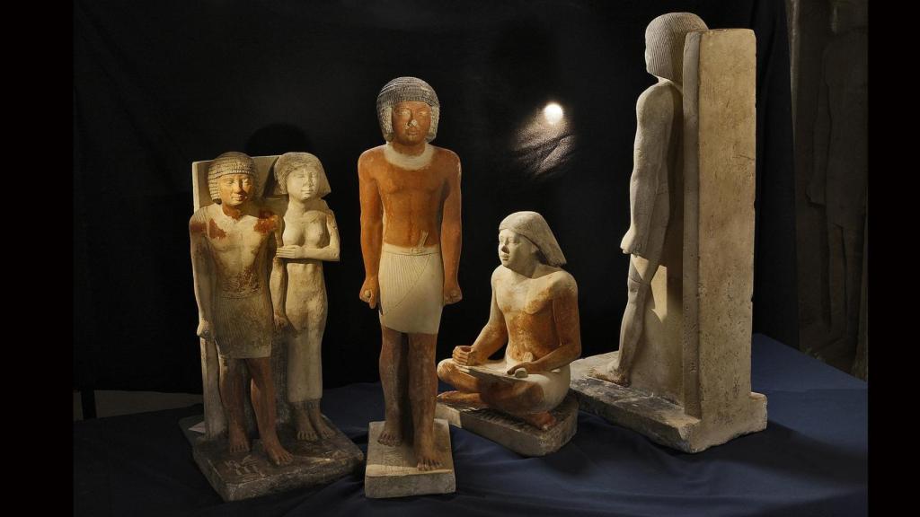 Estatuas del alto dignatario Nefer y su esposa en Abusir.
