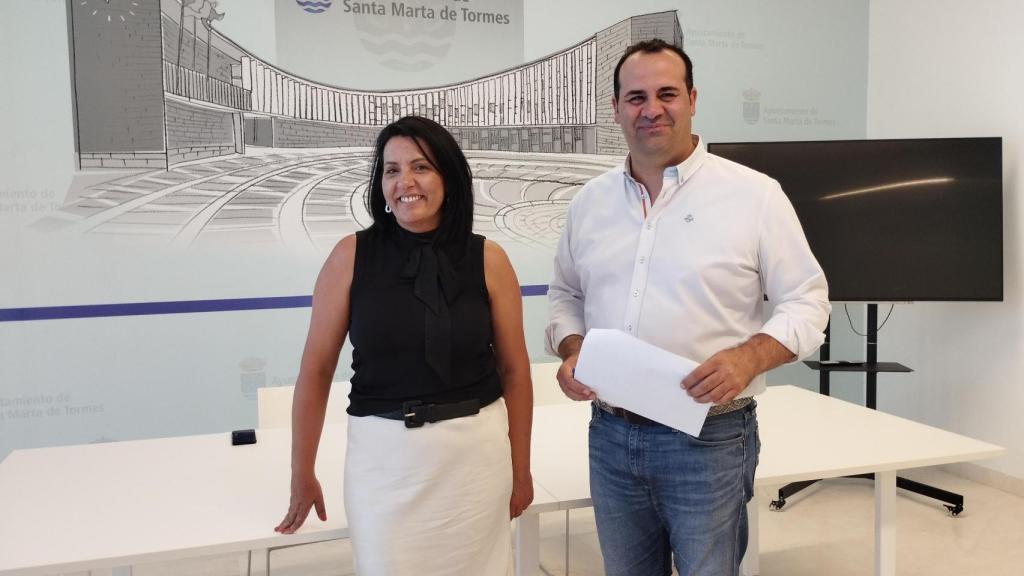 El alcalde de Santa Marta, David Mingo, y la concejala de Economía y Hacienda, Silvia González