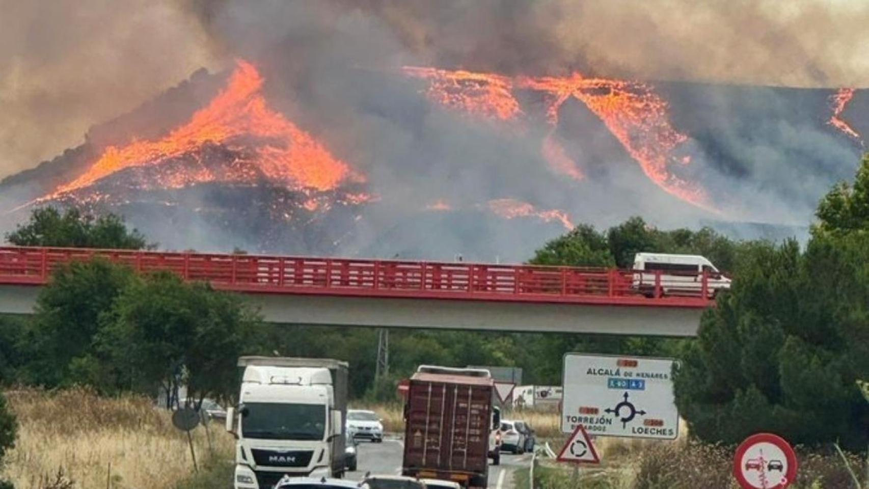 Vista al incendio forestal en Torres de la Alameda, en Madrid.