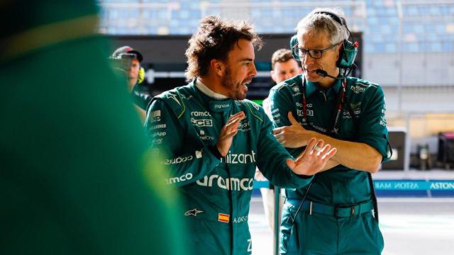 Fernando Alonso y Mike Krack conversan en el box de Aston Martin