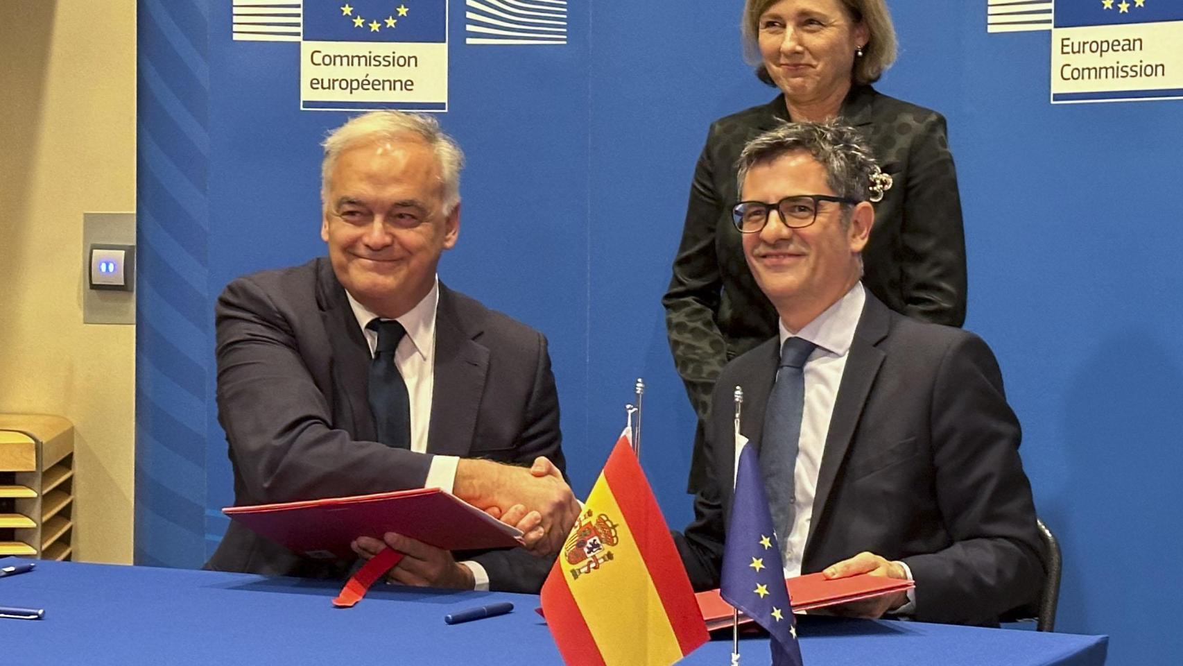 Félix Bolaños y Esteban González Pons firman el acuerdo para la renovación del CGPJ en presencia de la vicepresidenta de la Comisión Europea, Věra Jourová.