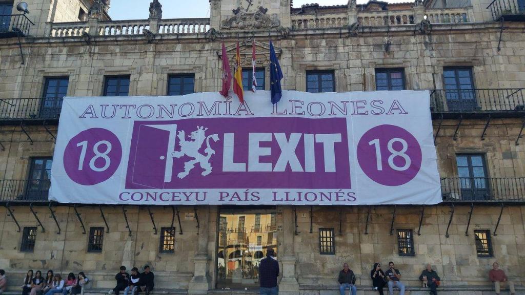 Un gran pancarta a favor del 'Lexit', este miércoles en la fachada del Ayuntamiento de León.