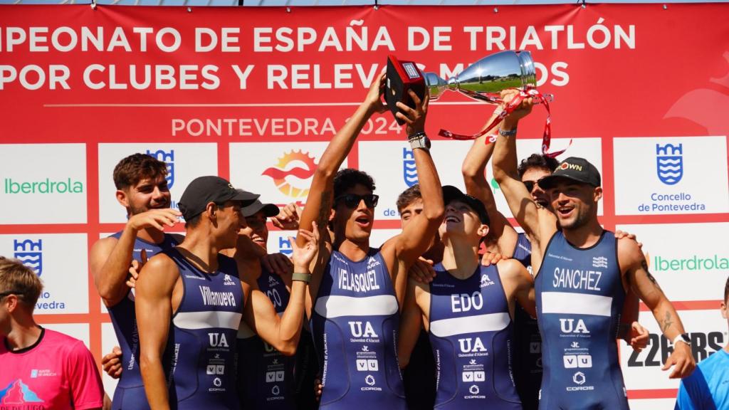 El equipo de triatlón de la Universidad de Alicante celebra el triunfo en Pontevedra.