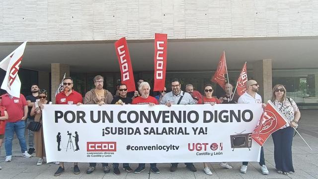 Los trabajadores de RTVCyL se manifiestan a las puertas de las Cortes