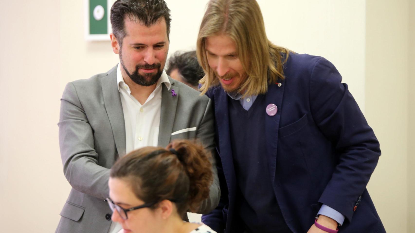 El secretario general del PSOE de Castilla y León, Luis Tudanca, y el procurador de Unidas Podemos en las Cortes, Pablo Fernández,  en una imagen de archivo