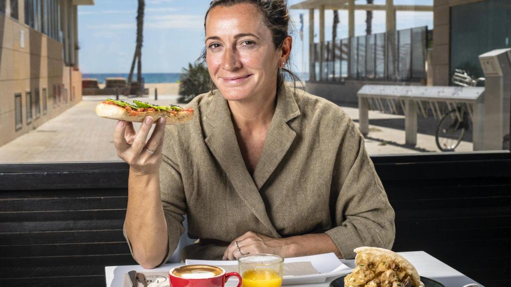 Begona Rodrigo desayunando en la Patacona.