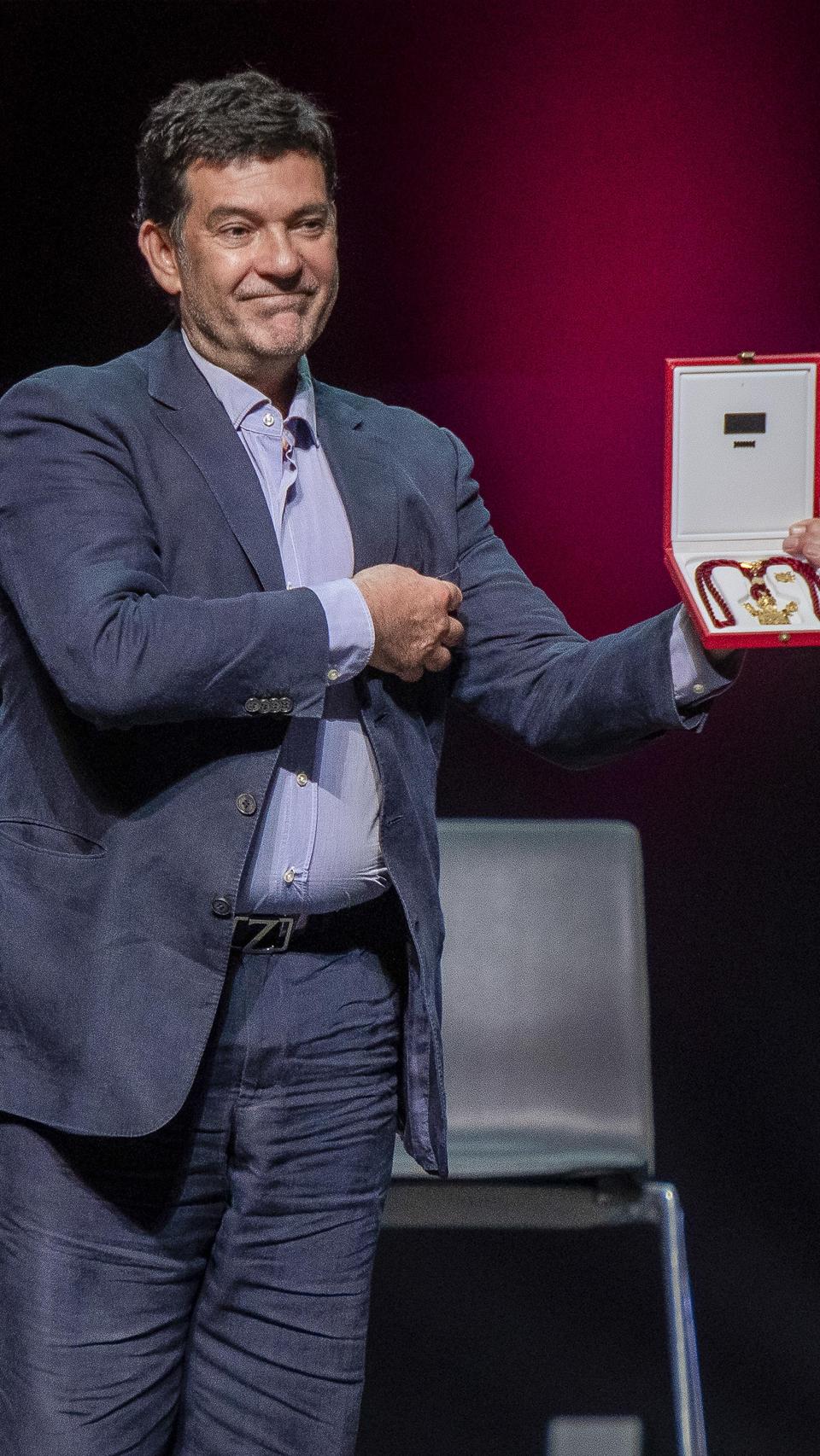 Augusto Algueró recibió la medalla de oro que le dio a Carmen Sevilla como una forma póstumo.