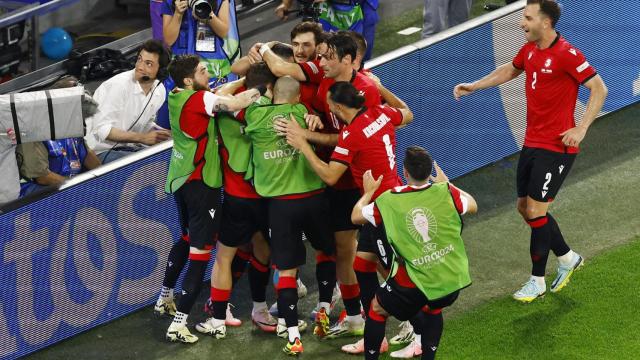 Los jugadores de Georgia celebran el gol ante Portugal.