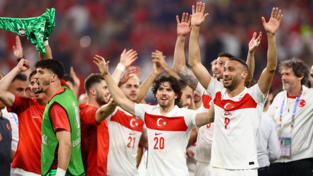 Los jugadores de Turquía celebran el triunfo ante República Checa.