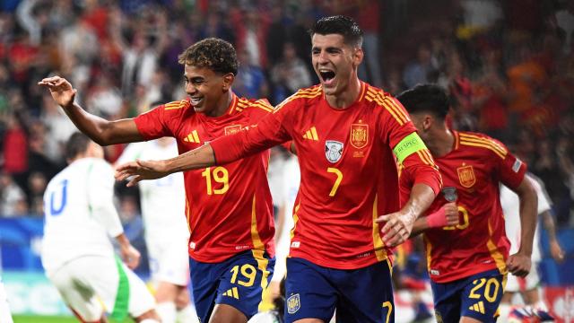 Lamine Yamal y Álvaro Morata celebran un gol