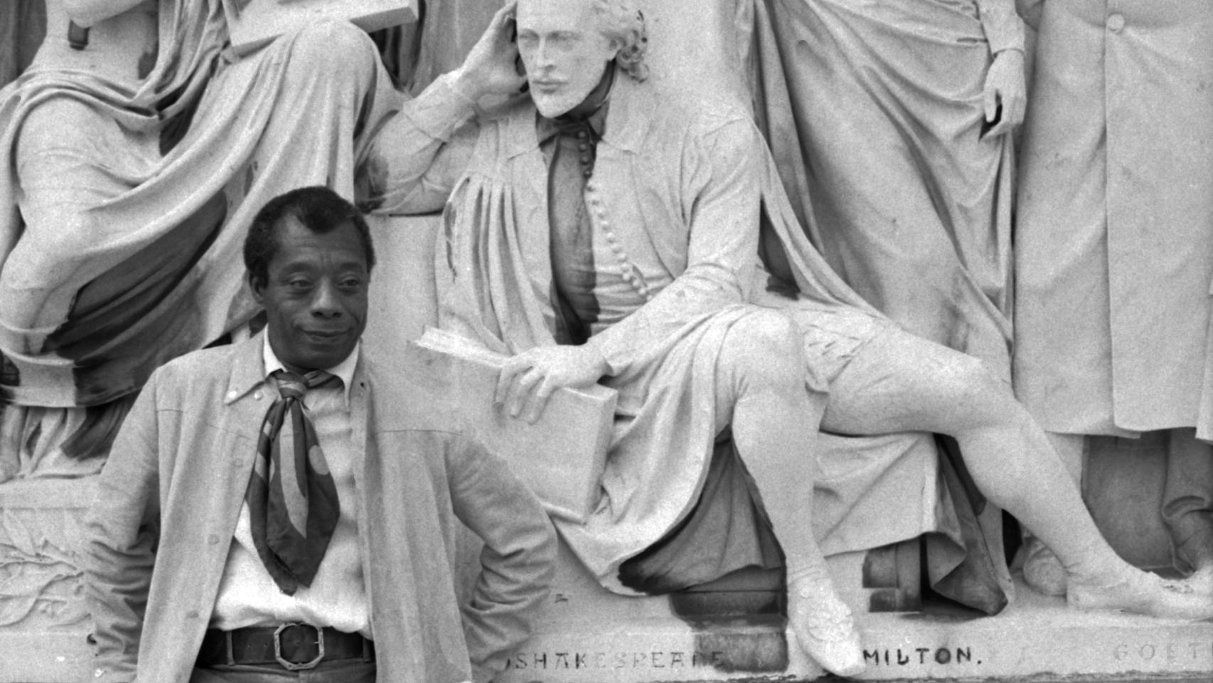 James Baldwin junto a la estatua de Shakespeare. Foto: Alan Warren/Wikimedia Commons (CC BY-SA 3.0)