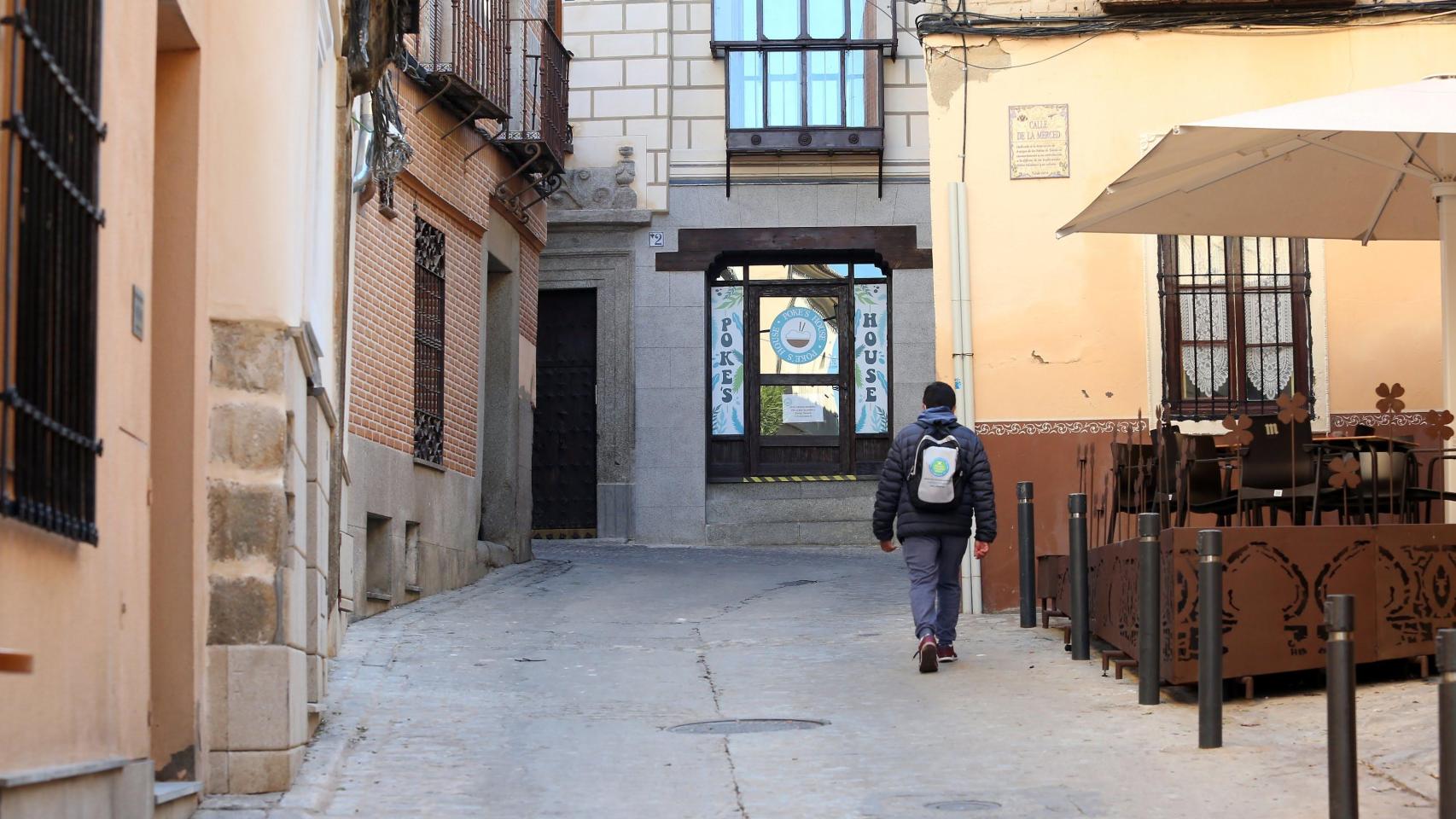 Una persona paseando por el Casco de Toledo.