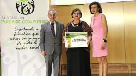 Susana Cortés Martínez, gerente de la Fundación Eurocaja Rural, recogiendo el premio.