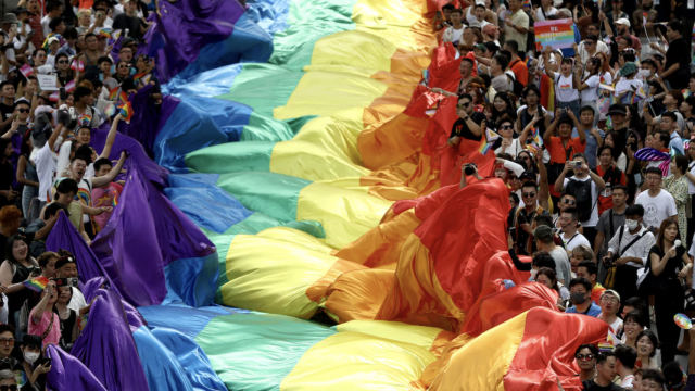 Muchas personas congregadas en el desfile anual del Orgullo LGBTQ+ en Bangkok, Tailandia, el 1 de junio.