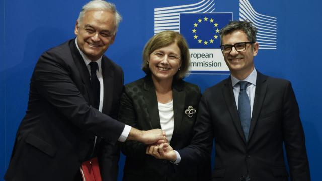 Esteban González Pons, Věra Jourová y Félix Bolaños tras firmar en Bruselas el acuerdo sobre el CGPJ.
