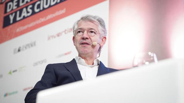 Alberto Alonso, director Financiero y de Estrategia de la EMT, durante su intervención en el V Simposio del Observatorio de la Movilidad y las Ciudades.