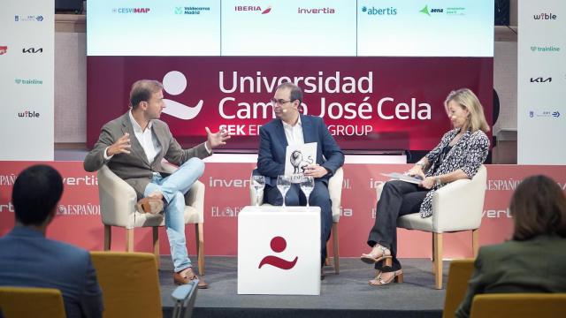 Javier Dorado, director de Asuntos Públicos de Cabify; Alfonso Muñoz, redactor de EL ESPAÑOL-Invertia, y Ángela Baldellou, directora gerente del Colegio Oficial de Arquitectos de Madrid.