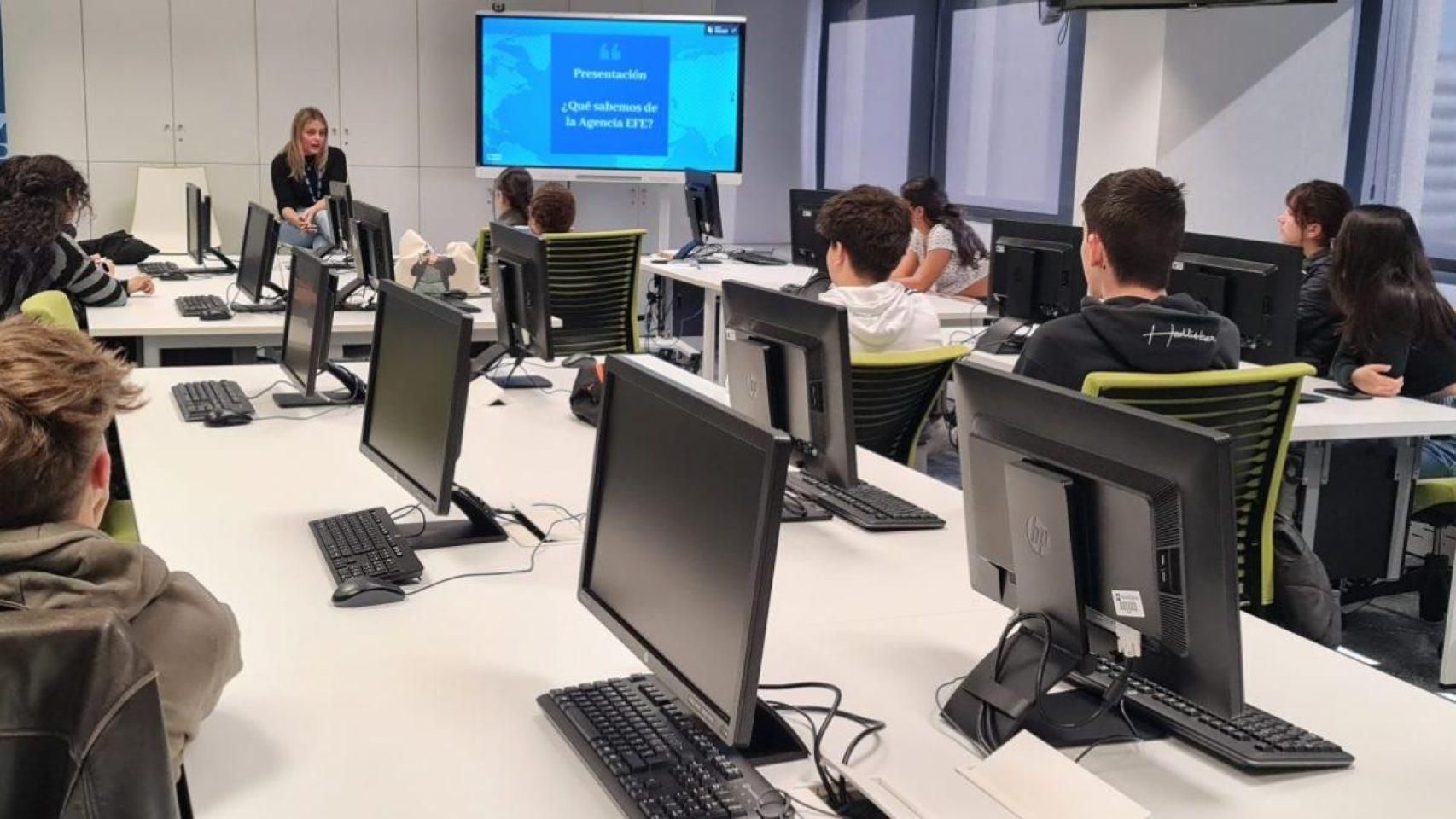 Un grupo de personas en una clase de informática y nuevas tecnologías.