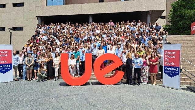 Trabajadores de la Universidad Europea de Madrid celebrando la calificación.