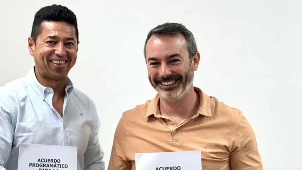 El nuevo alcalde de Humanes, Óscar Lalanne, junto al portavoz de Vecinos por Humanes, Martín Alonso Mannens
